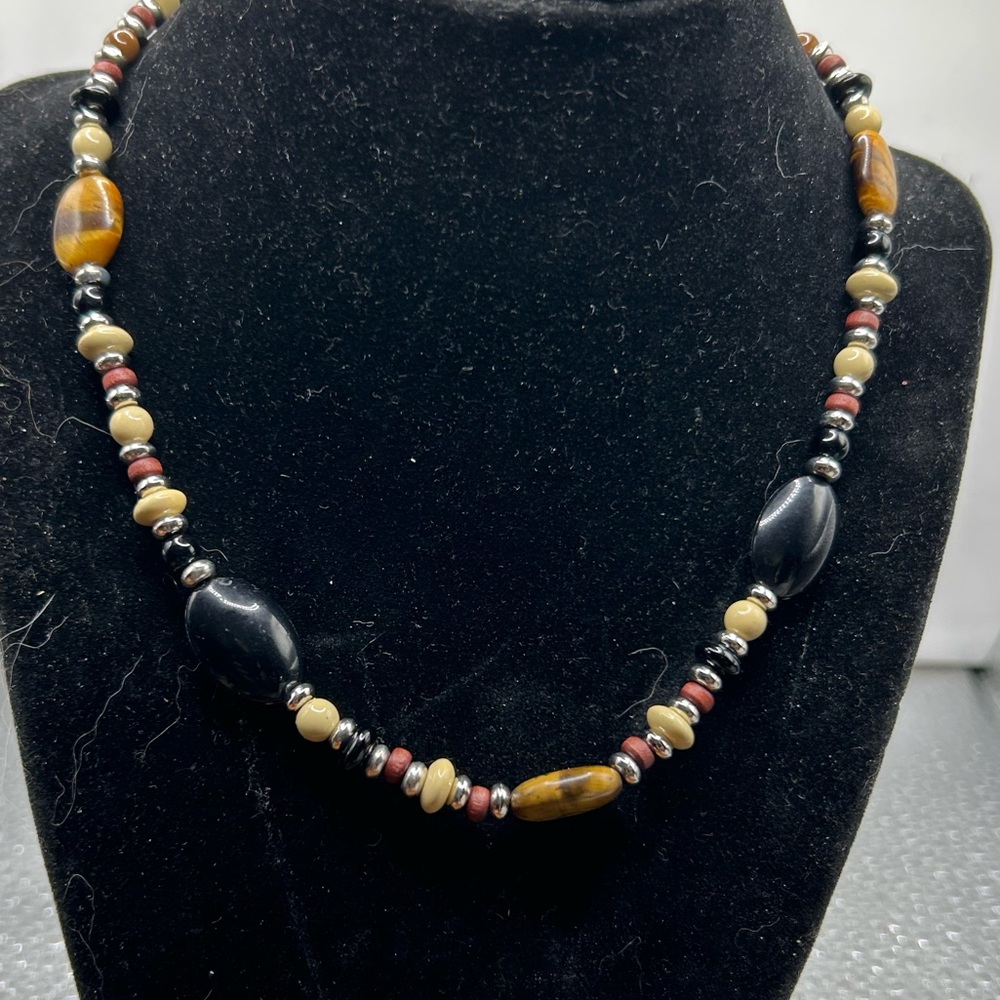 NWOT Beautiful brown & Cream & Silver Stones and Beads 8” Necklace.